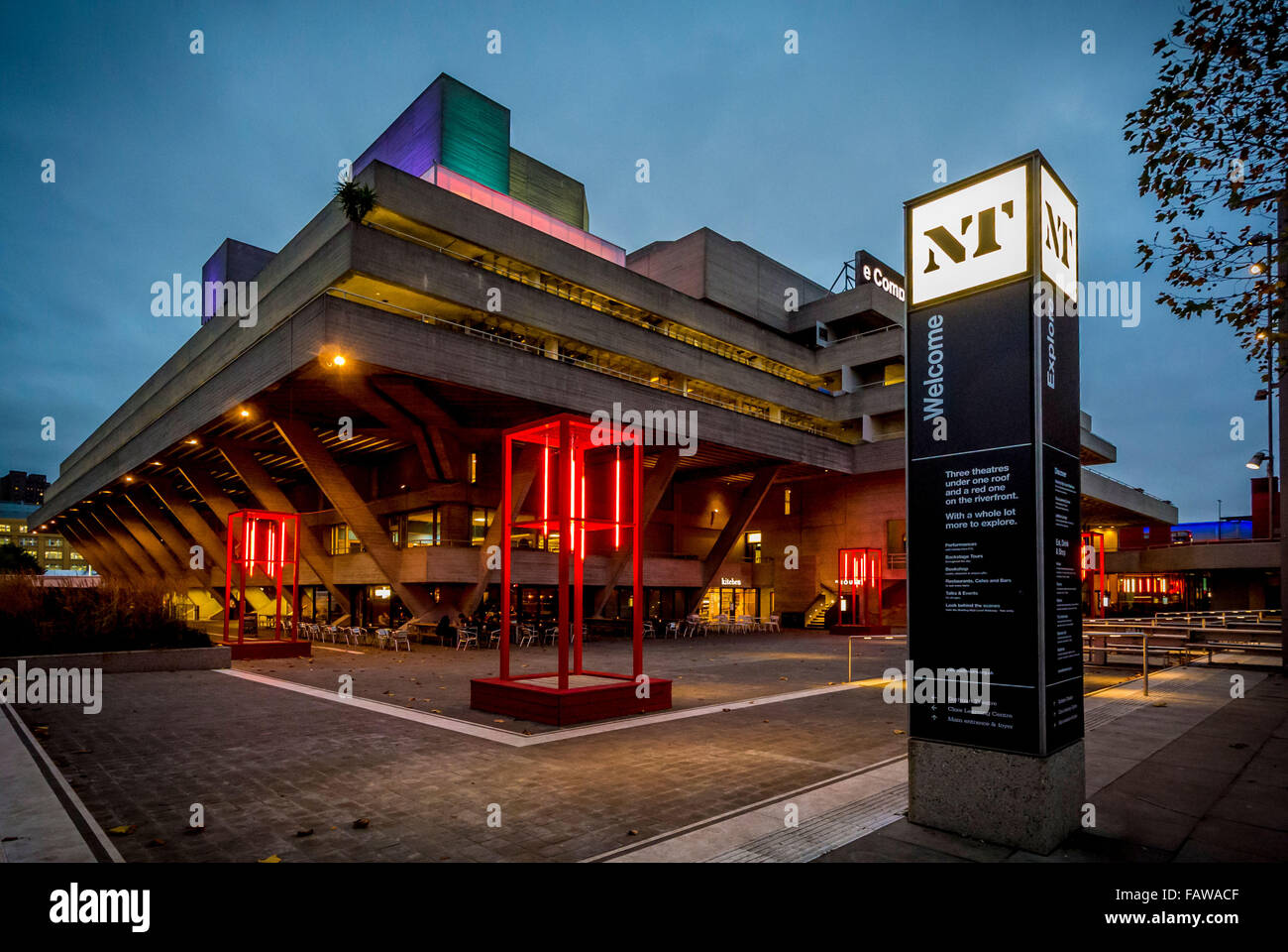 Teatro Nazionale sulla riva sud del Tamigi, Londra, Regno Unito. Foto Stock