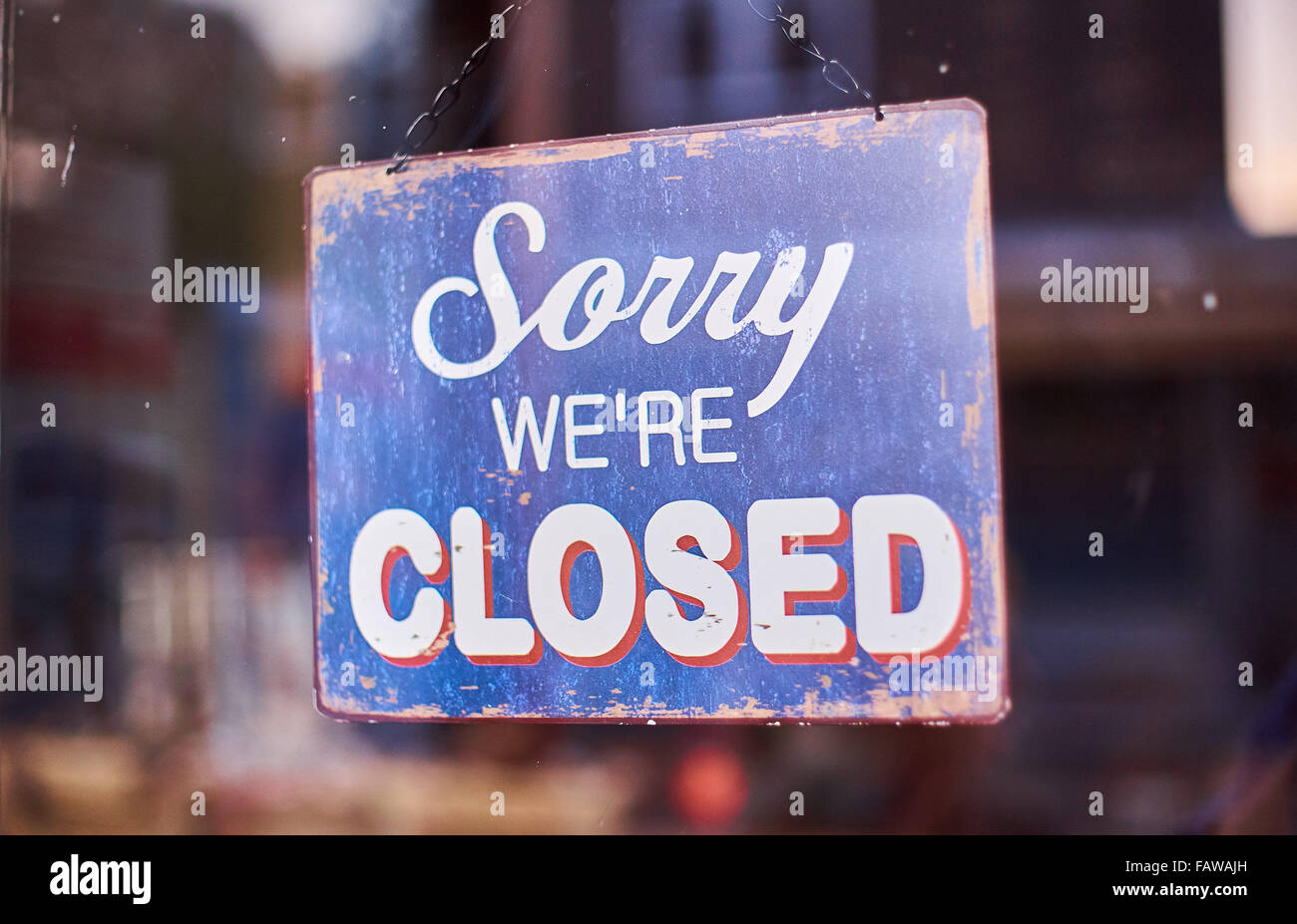Siamo spiacenti ma siamo chiusi shop segno della porta in blu e bianco Foto Stock