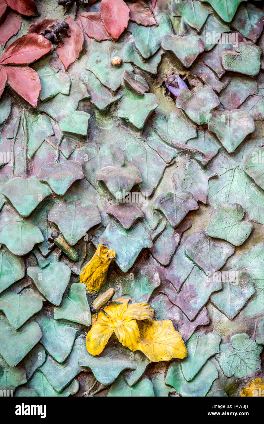 Decorazioni della porta su una porta della Sagrada Família, Chiesa di Barcellona, Spagna, Europa. Foto Stock