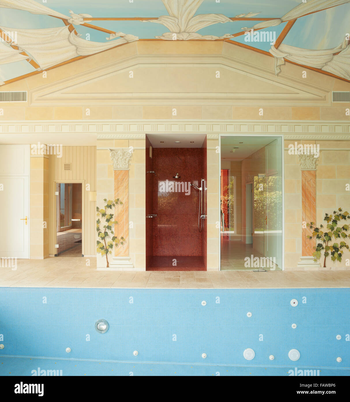 Gli interni di una casa con un dipinto di piscina Foto Stock