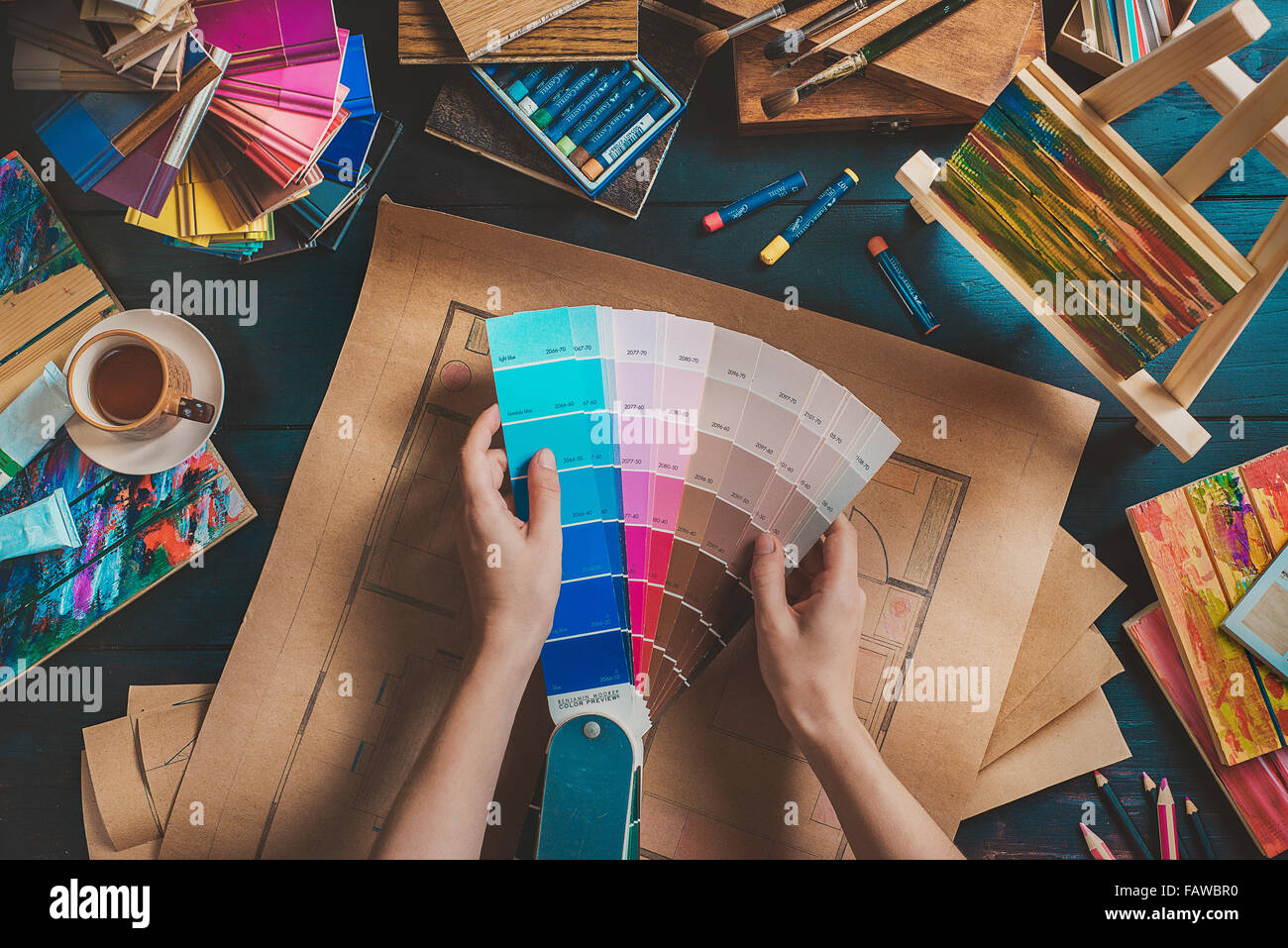 Designer workplace con strumenti creativi e campioni di colore Foto Stock