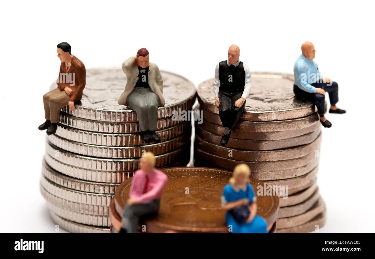 6 miniatura gente seduta su un mucchio di soldi britannico delle monete in euro Foto Stock