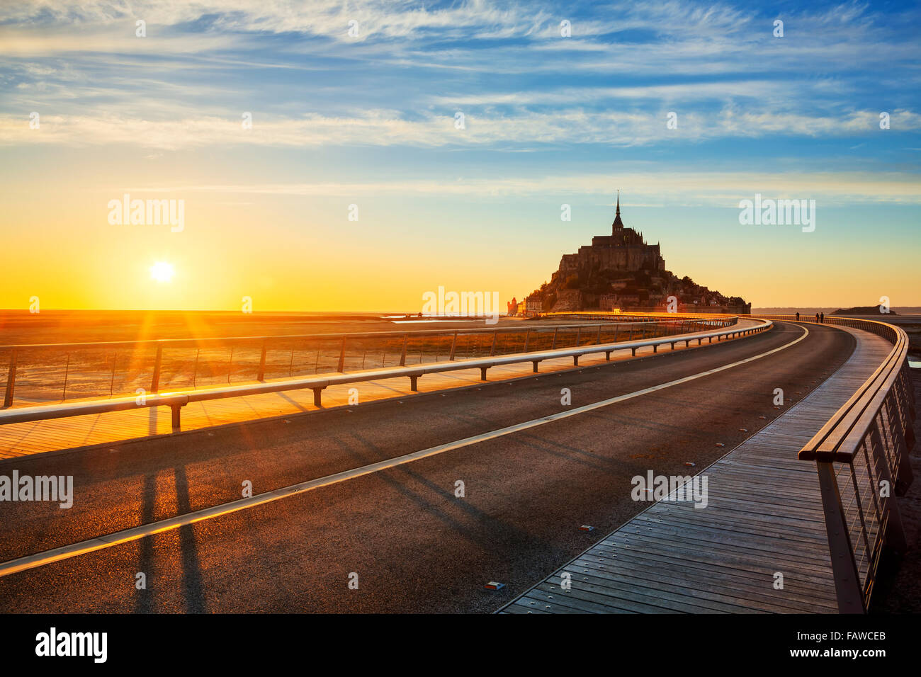 Strada per Mont Saint Michel al tramonto, in Normandia. La Francia. Foto Stock