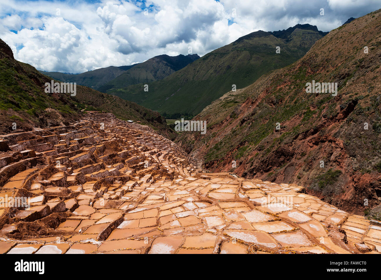 Vista del Maras Miniere di Sale nei pressi del villaggio di Maras, Valle Sacra, Perù Foto Stock