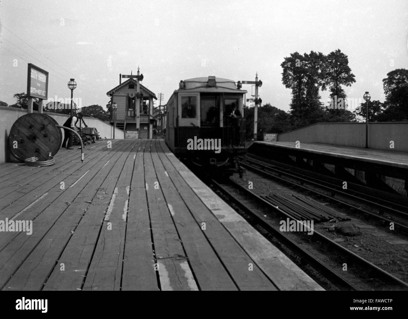 AJAXNETPHOTO.- 1903-1935 (CIRCA) SOUTH HARROW, INGHILTERRA. - VISTA DELL'ERA EDOARDIANA DELLA STAZIONE FERROVIARIA DI SOUTH HARROW CON TRENO ELETTRICO SUBURBANO DELL'INIZIO DEL XX SECOLO FERMATO DA UNA PIATTAFORMA IN LEGNO. FOTO:AJAX RACCOLTA IMMAGINI VINTAGE RIF:80201 22 Foto Stock