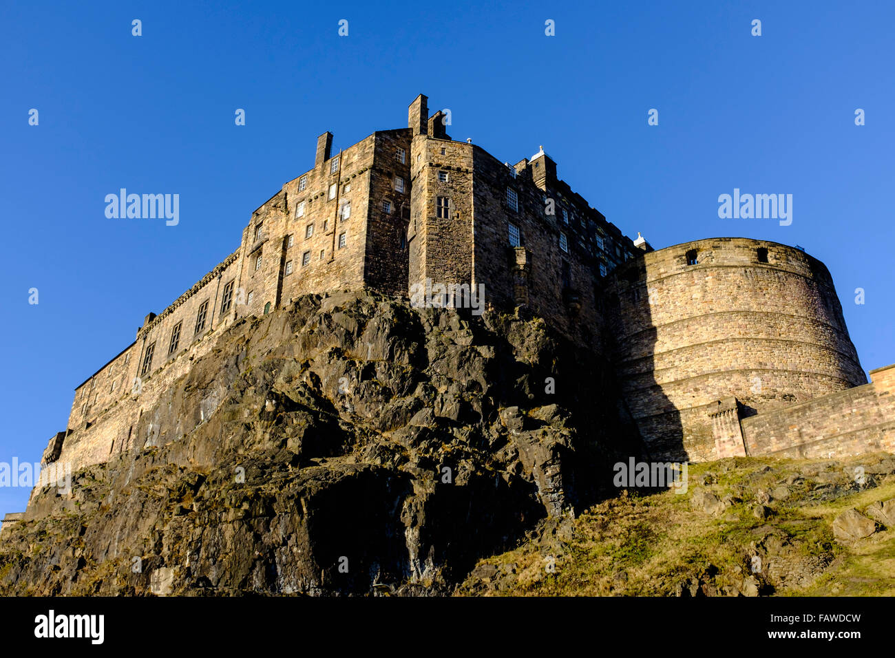 Vista del castello di Edimburgo in un giorno invernale con cielo azzurro a Edimburgo, Scozia Foto Stock
