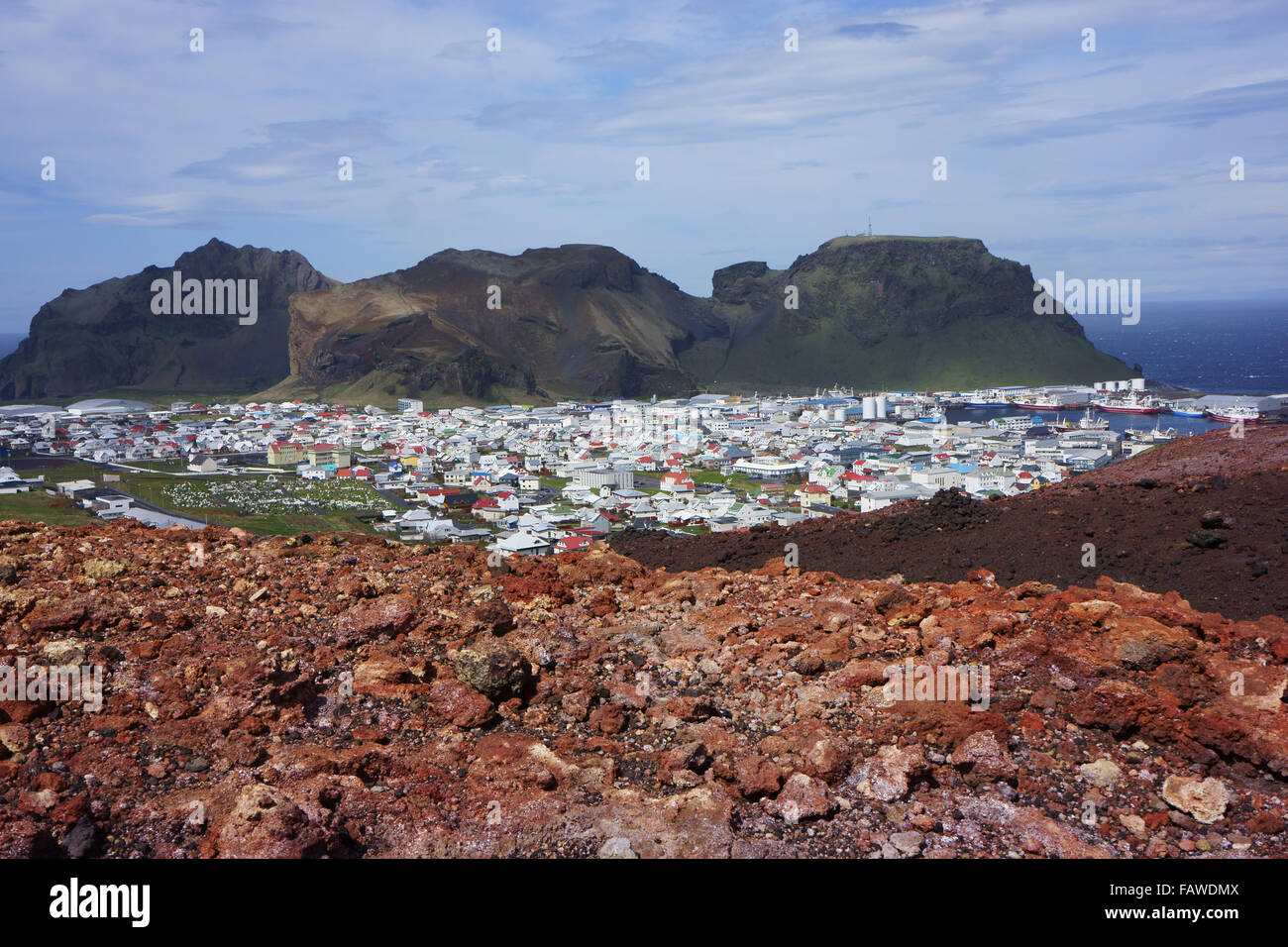 Heimaey città e porto, isole Westman, visto dal vulcano Eldfell, Islanda Foto Stock