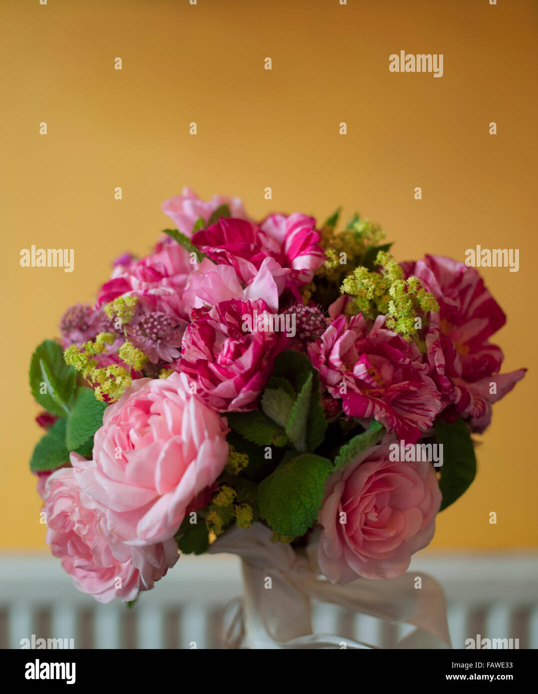 Bouquet rosa con parete arancione Foto Stock
