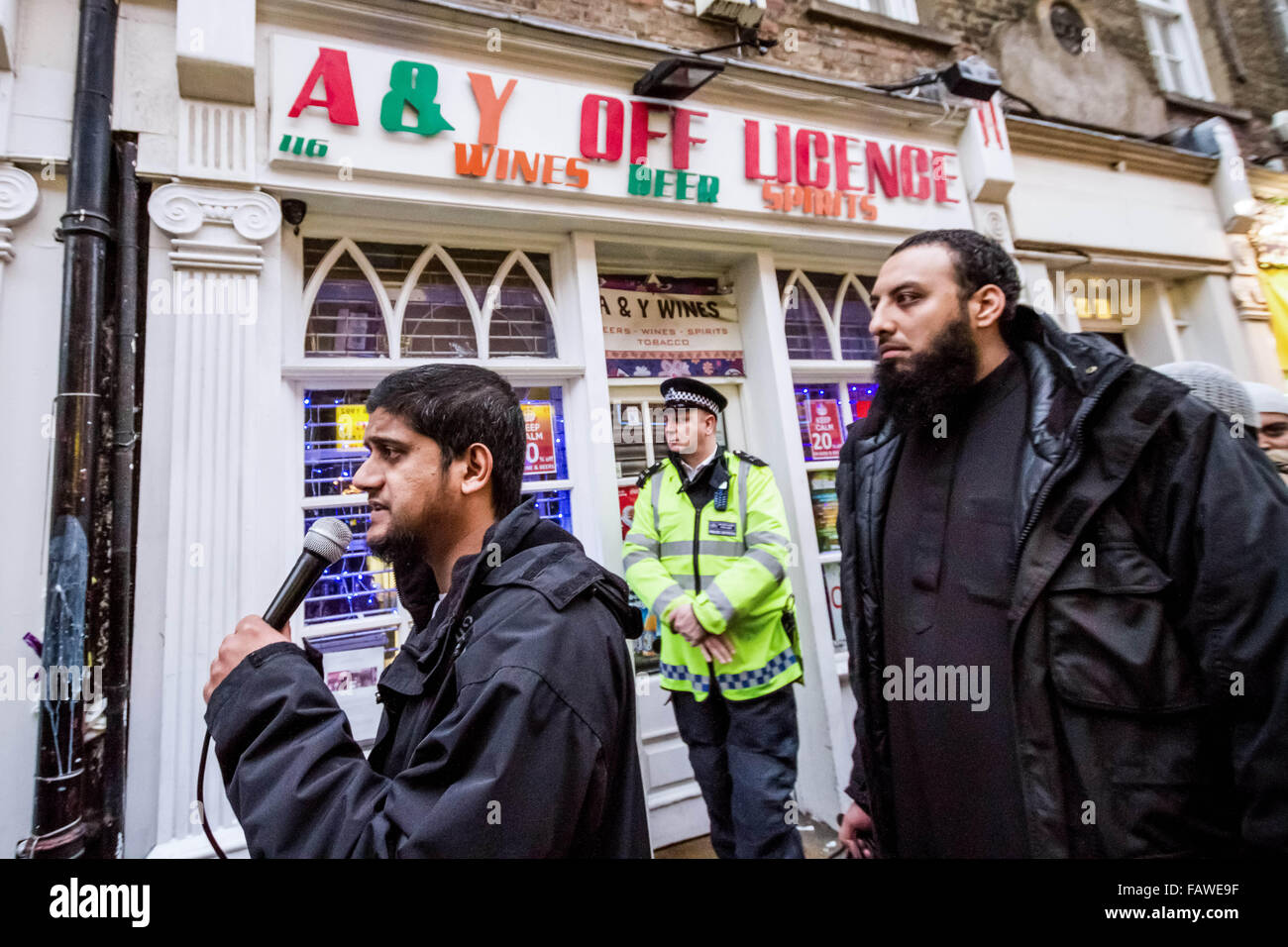 Immagini di FILE: Londra, Regno Unito.xiii Dec, 2013. Immagini di File: il Siddharta islamista Dhar (noto anche come Abu Rumaysah) visto qui a sinistra con microfono durante una manifestazione di protesta nel 2013 Credit: Guy Corbishley/Alamy Live News Foto Stock