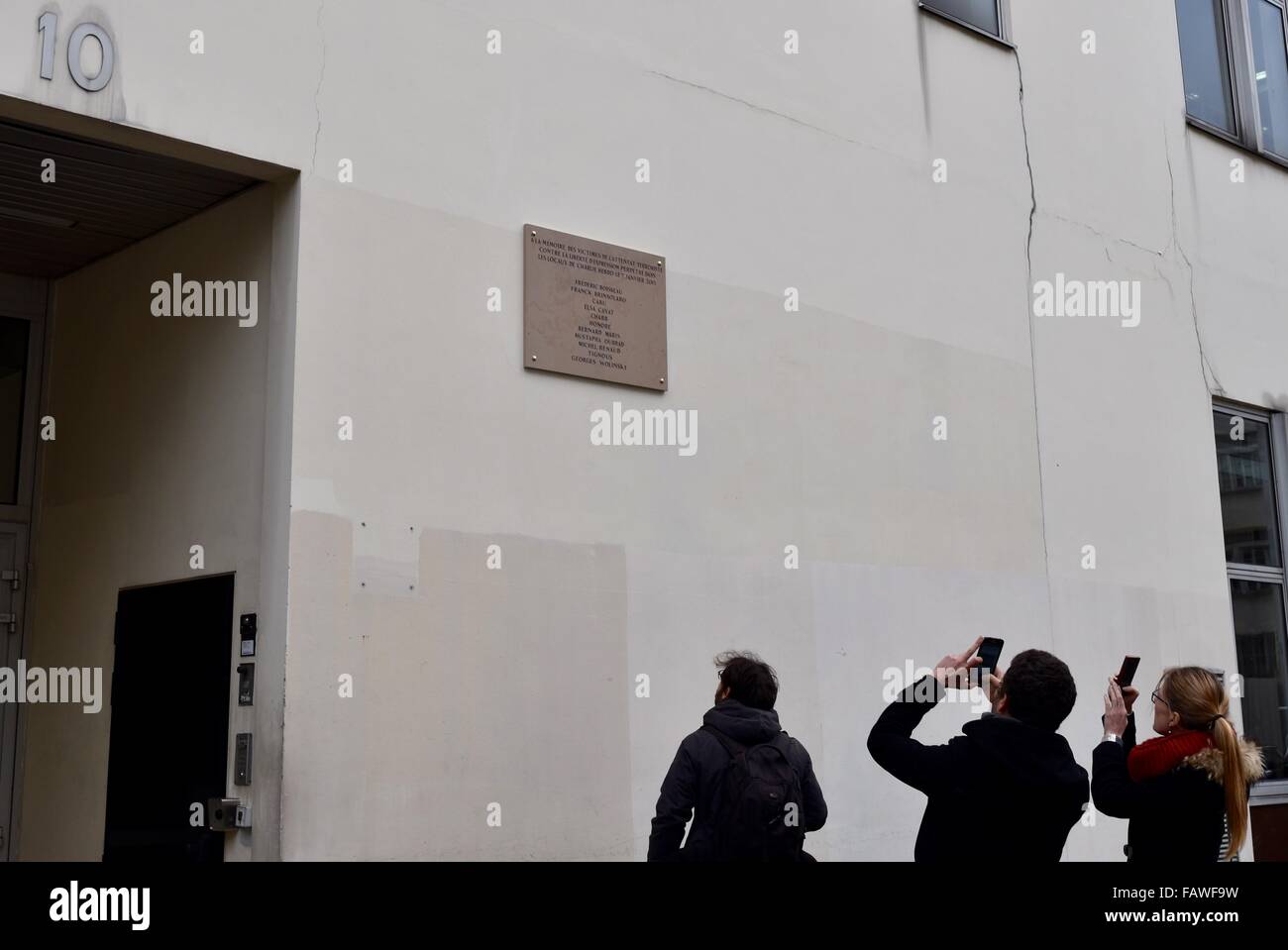 Paris, Paris. Gen 5, 2016. La gente a prendere le foto di una targa con i nomi delle vittime al di fuori la rivista Charlie Hebdo ex ufficio, a Parigi, 5 gennaio 2016. Con una lapide inclusi i nomi dei giornalisti a satirical Charlie Hebdo ucciso lo scorso anno, il Presidente francese Francois Hollande è iniziata una settimana di commemorazione delle vittime che hanno perso la vita durante lo scorso anno il Gen 7-9 attacchi. Credito: Li Genxing/Xinhua/Alamy Live News Foto Stock