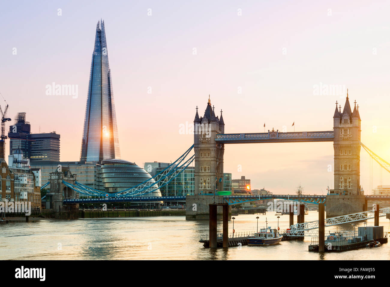 Il London Bridge e il Coccio al tramonto Foto Stock