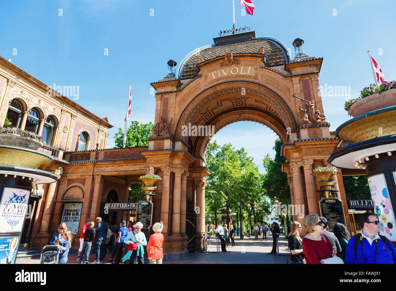 La gente dal cancello di ingresso al parco divertimenti Giardini di Tivoli. Copenaghen, Zelanda, Danimarca e Scandinavia Foto Stock
