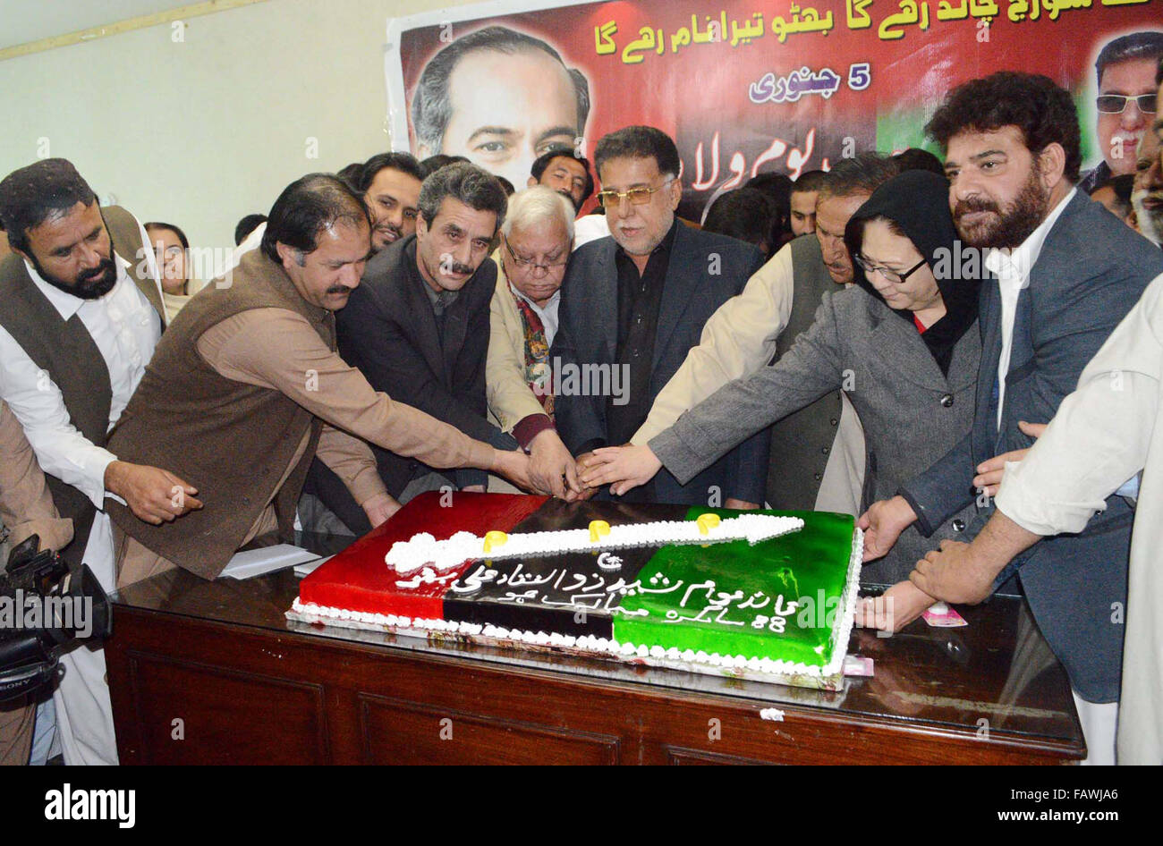 Dirigenti e militanti del Partito dei popoli (PPP) tagliare la torta in occasione del 88° compleanno giorno anniversario del Leader del PPP, fine Zulfiqar Ali Bhutto, durante una cerimonia di premiazione che si terrà a Quetta Martedì, 05 gennaio 2016. Foto Stock