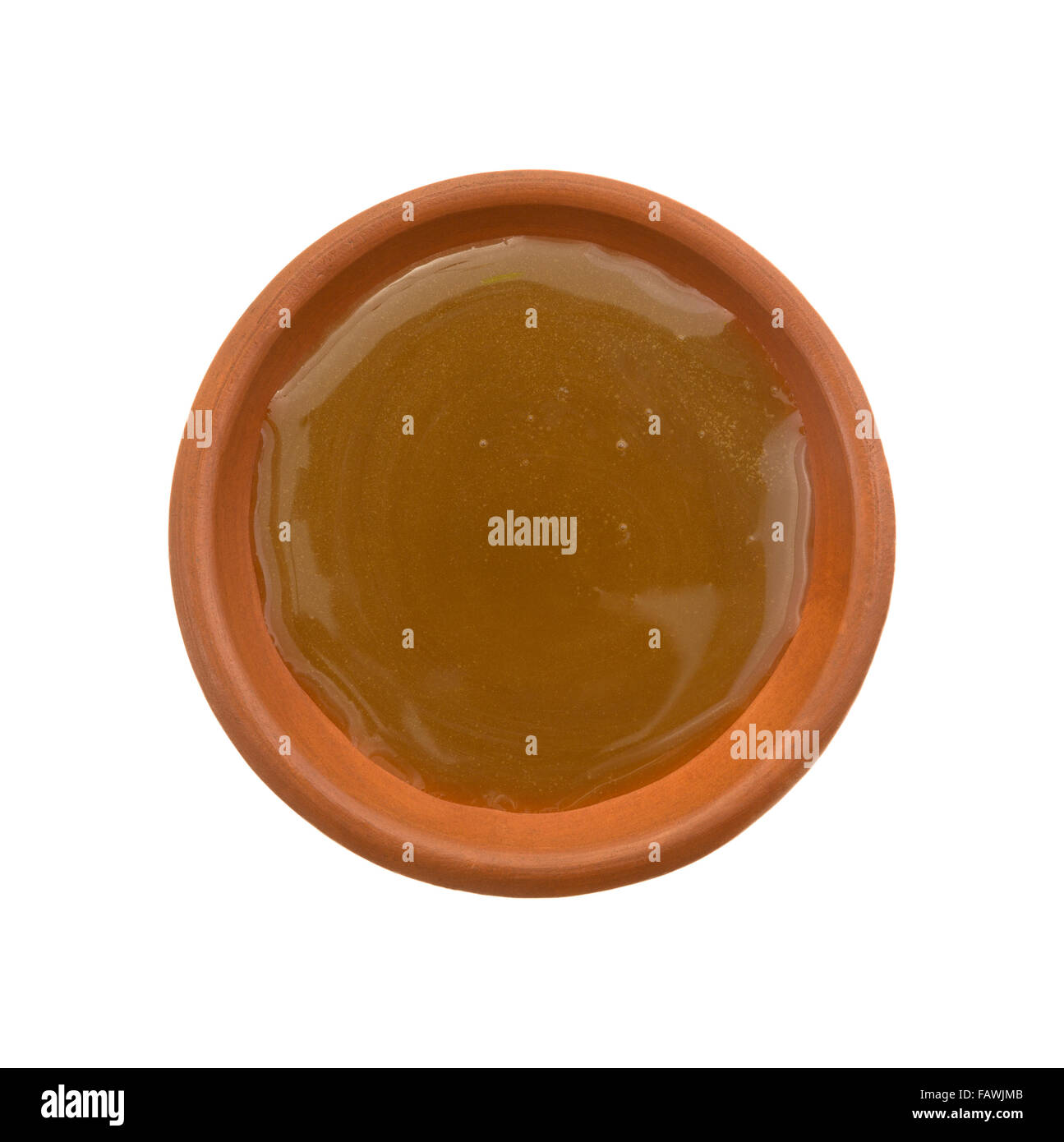 Vista dall'alto di una porzione di caramello topping di caramella in un piccolo recipiente isolato su uno sfondo bianco. Foto Stock