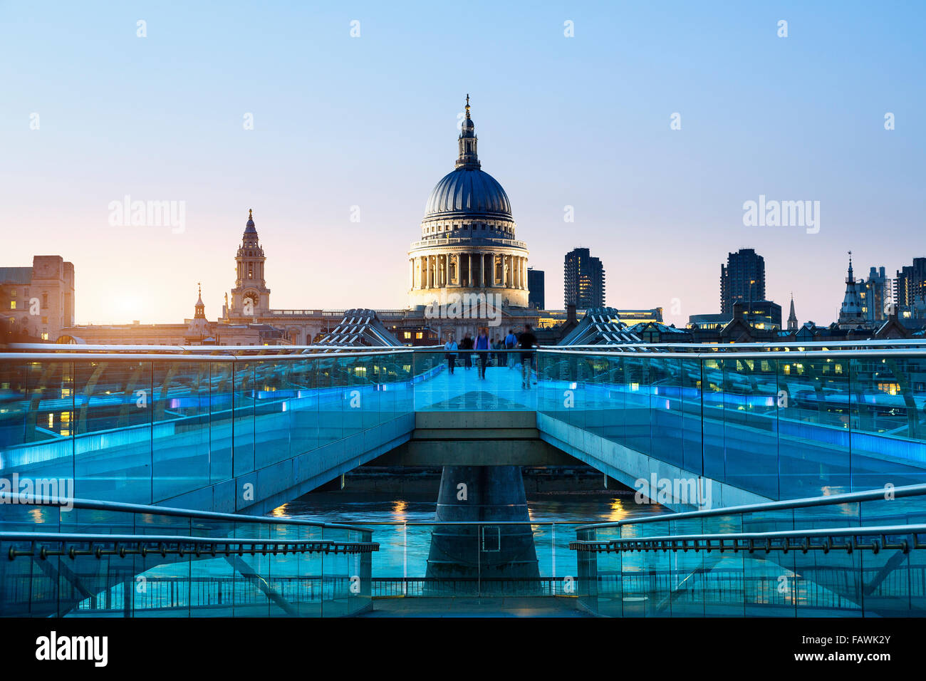 Londra, il Millennium bridge illuminato Foto Stock