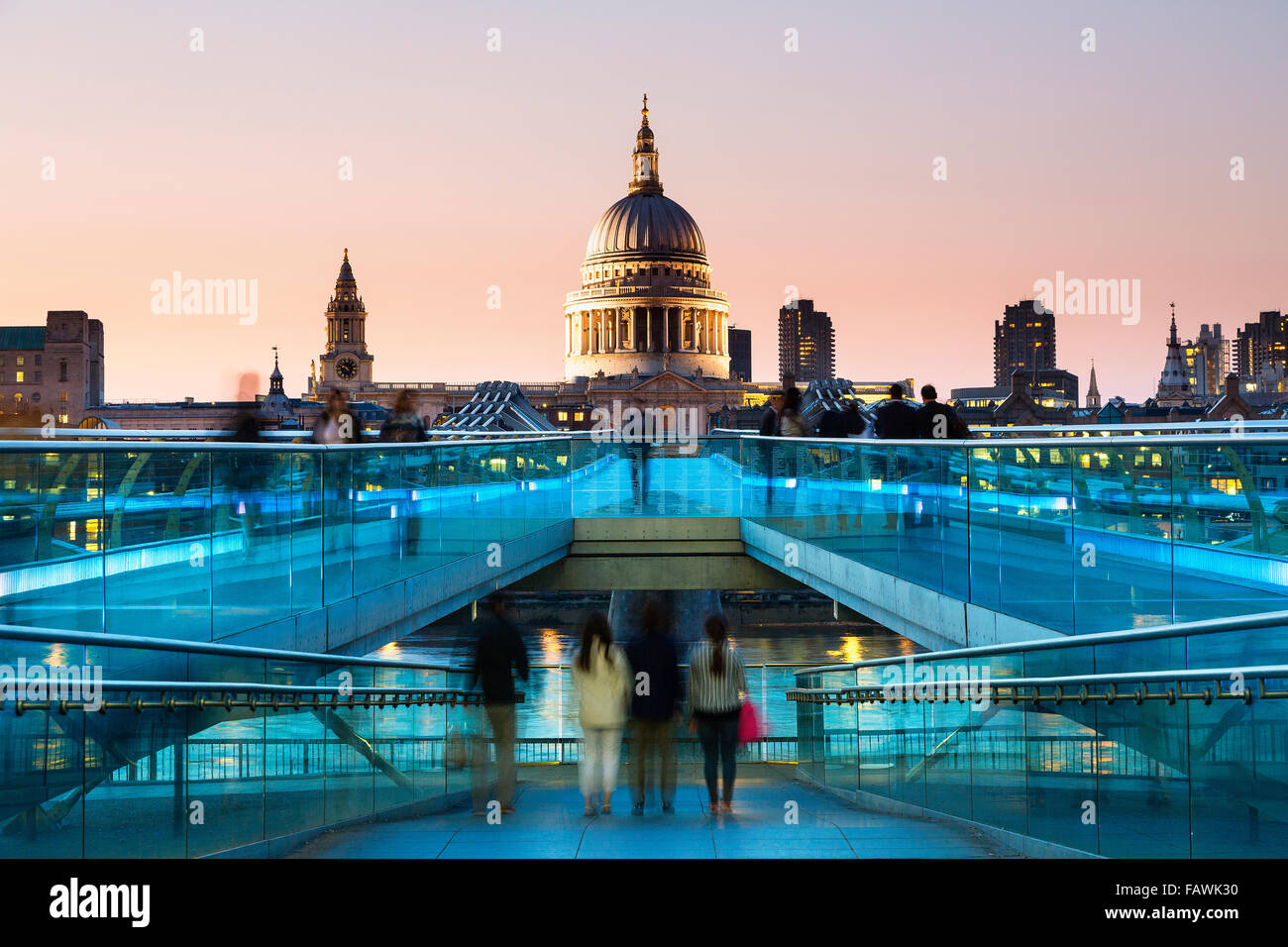 Londra, il Millennium bridge al tramonto Foto Stock