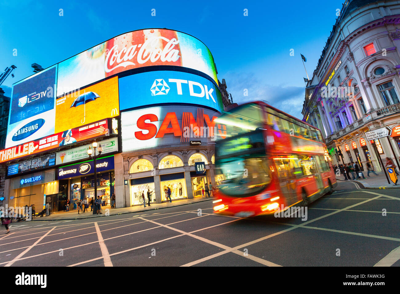 Londra, Piccadilly Circus è accesa Foto Stock