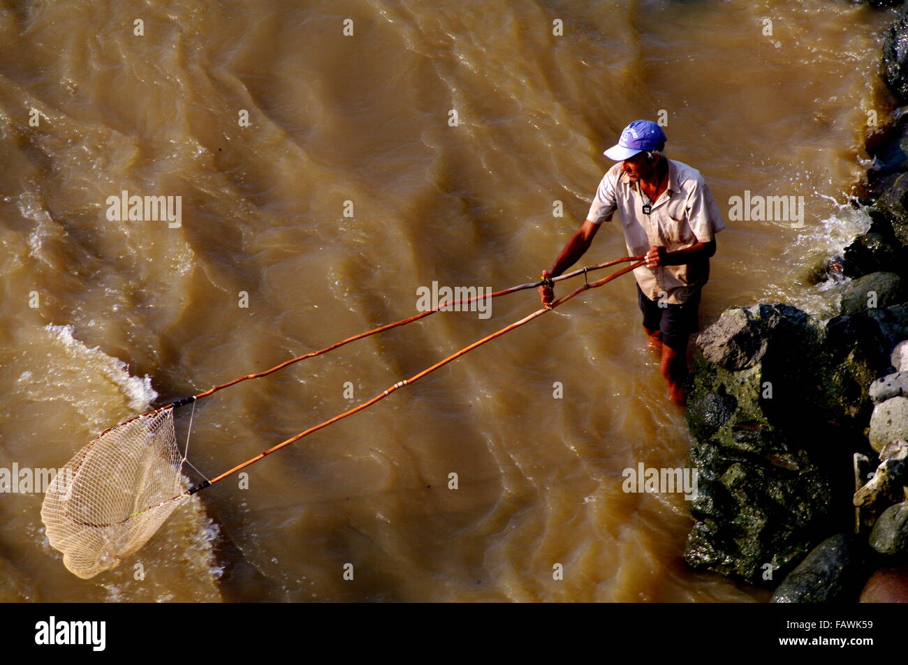 Pescatore colombiano sul fiume Magdalena Foto Stock