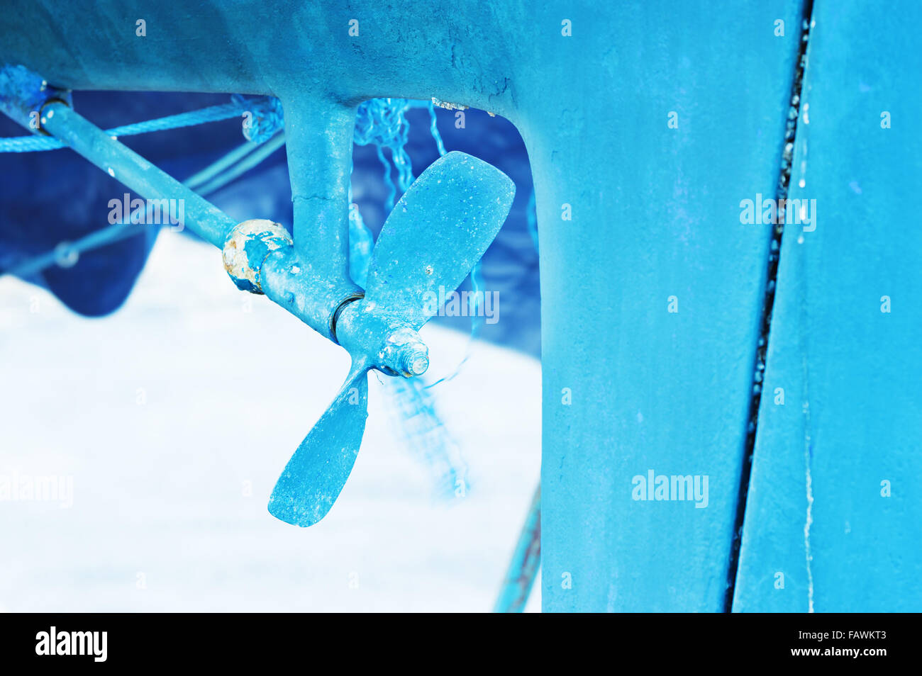 Una barca blu elica visibile sulla terra asciutta come la barca è in rimessaggio invernale. La vernice blu utilizzata è tossico per alcuni animali marini a Foto Stock Una barca blu elica visibile sulla terra asciutta come la barca è in rimessaggio invernale. La vernice blu utilizzata è tossico per alcuni animali marini a Foto Stock