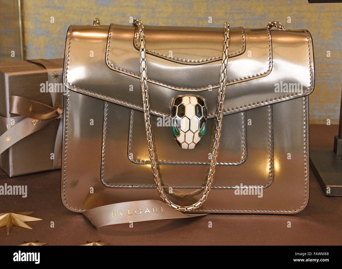 Bulgari borsa borse shop finestra display Madrid Barcellona Spagna -  Spagnolo Foto stock - Alamy