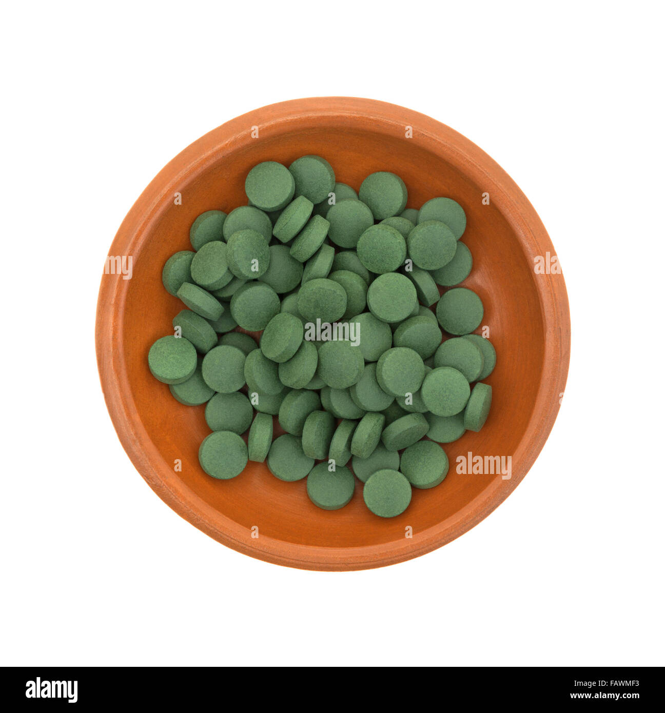 Vista superiore del ferro verde supplemento compresse in un piccolo recipiente isolato su uno sfondo bianco. Foto Stock