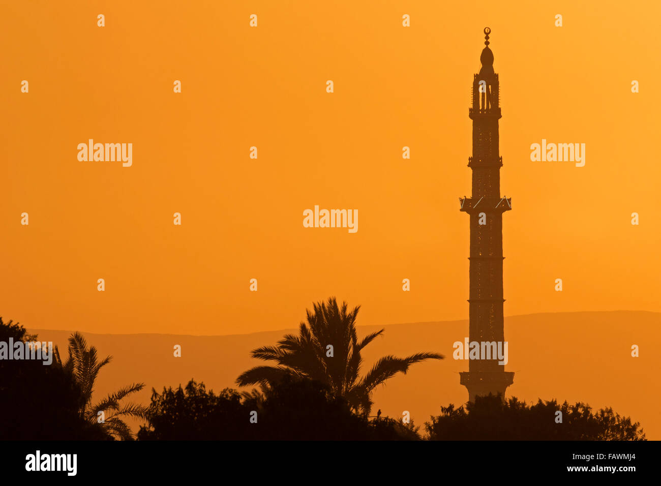 Minareto stagliano arancione tramonto vicino a Luxor, Egitto Foto Stock