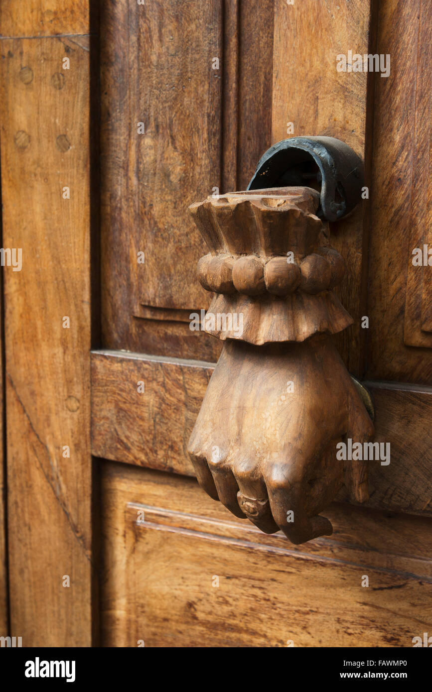 Maniglia della porta progettata come appeso un mano umana; San Miguel De Allende, Guanajuato, Messico Foto Stock