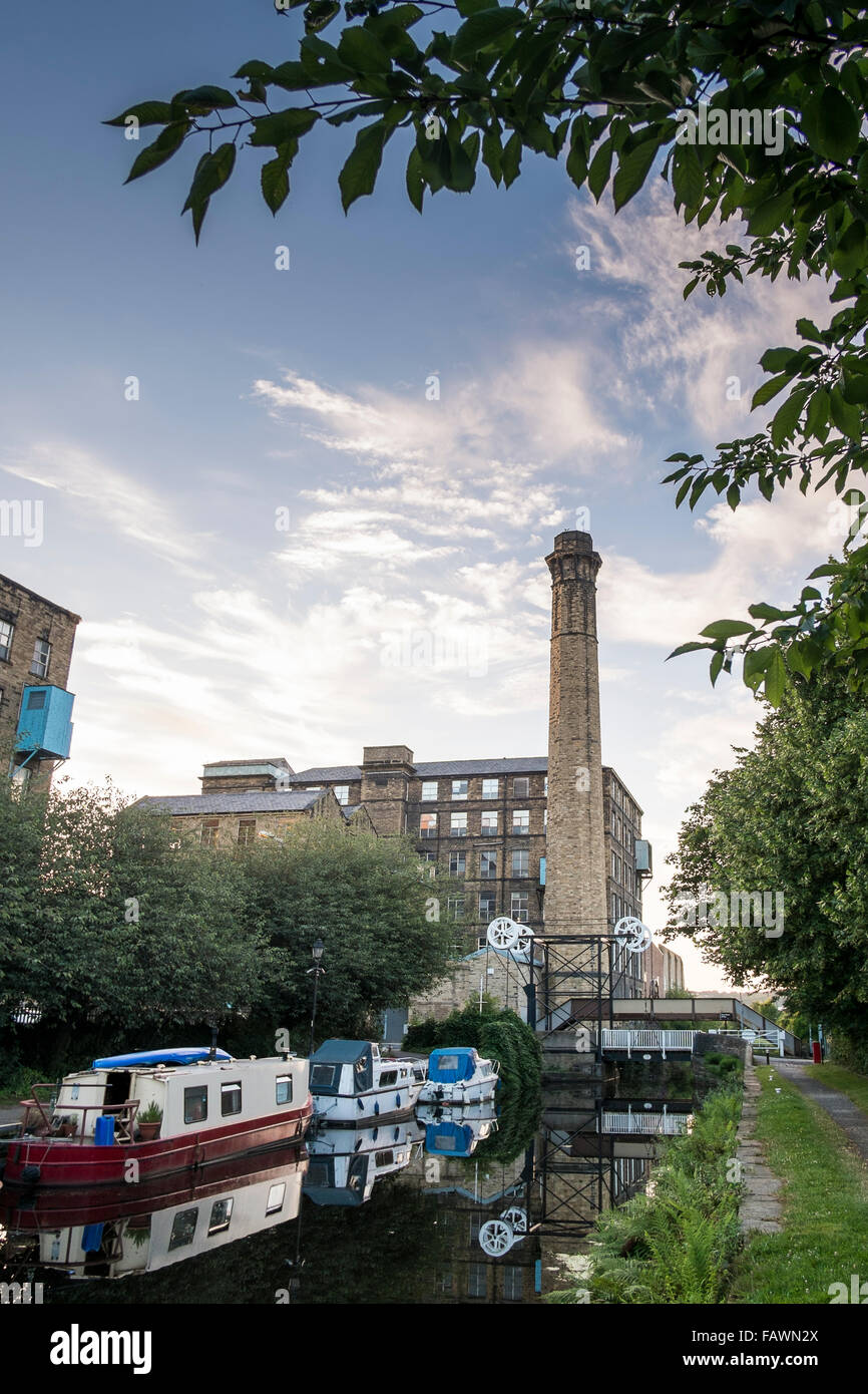 Chiatte e battelli sul canale ampio, Huddersfield, West Yorkshire. Foto Stock