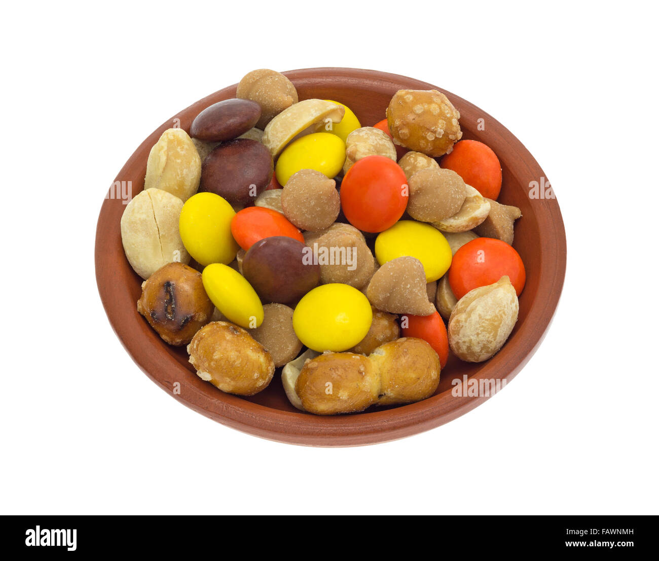 Burro di arachidi chip con arachidi, candy e pretzel pezzi in un piccolo recipiente isolato su uno sfondo bianco. Foto Stock