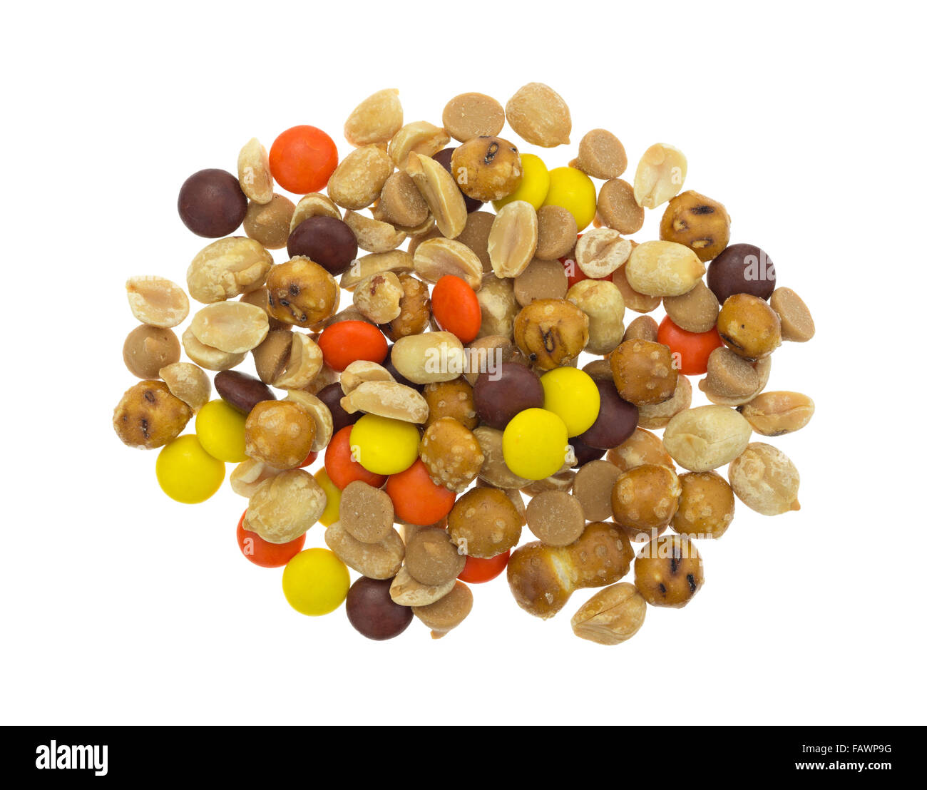 Vista dall'alto di una porzione di burro di arachidi con chip arachidi, candy e pretzel pezzi isolati su uno sfondo bianco. Foto Stock