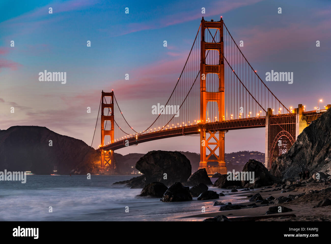 Golden Gate Bridge, Marshall's Beach, notte, costa rocciosa, San Francisco, Stati Uniti d'America Foto Stock