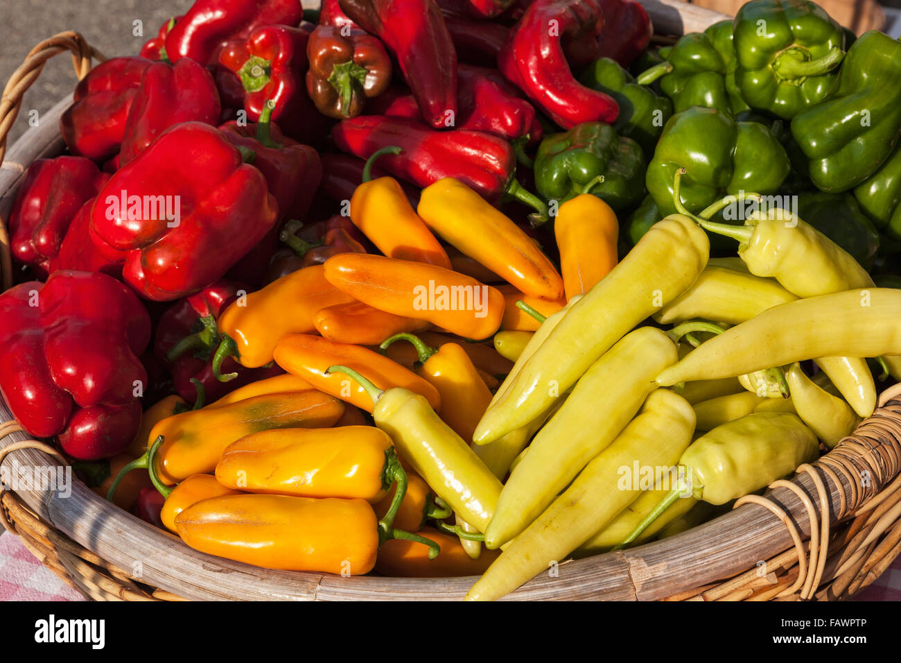 Dolce e peperoncino nel mercato agricolo; Rochester, Minnesota, Stati Uniti d'America Foto Stock