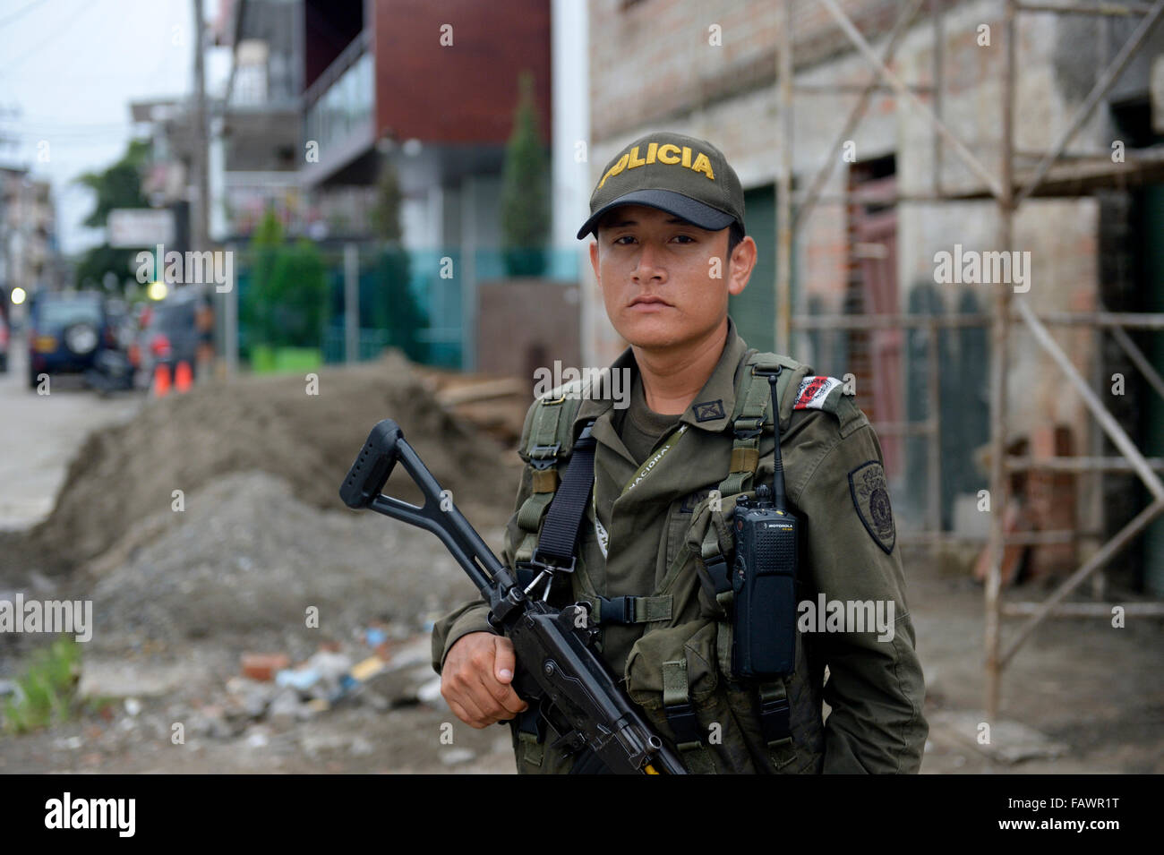 Giovane funzionario di polizia, pesantemente armati, a guardia di una strada, Quibdo, Dipartimento di Chocó, Colombia Foto Stock