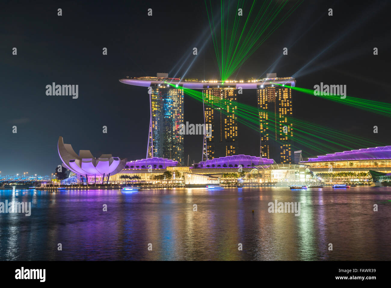 Laser show di Marina Bay Sands Hotel di sera, Marina Bay, Singapore Foto Stock