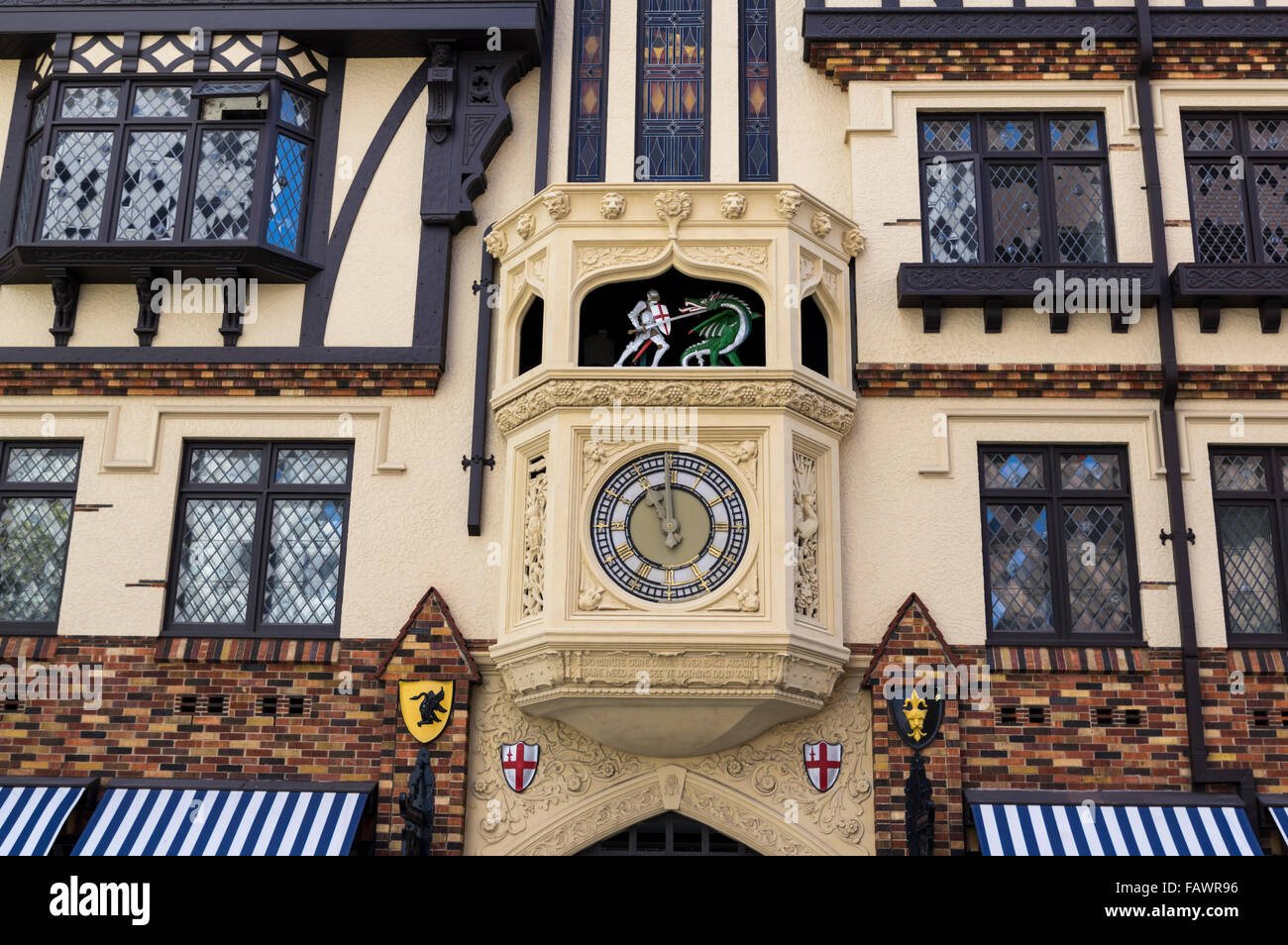 Orologio a medievale-stile corte di Londra shopping mall a Perth in Australia, dotate di una animazione di San Giorgio che combatte il drago. Foto Stock