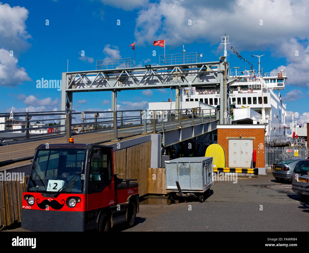 Imbuto Rosso Car Ferry Terminal rampa di carico a Cowes sull'Isola di Wight in Inghilterra Regno Unito con il traghetto Southampton in background Foto Stock