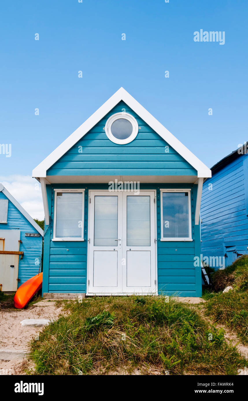 Un bianco e blu beach hut a Sandbank Mudeford, Hengistbury Head, vicino a Christchurch, Dorset, Regno Unito Foto Stock
