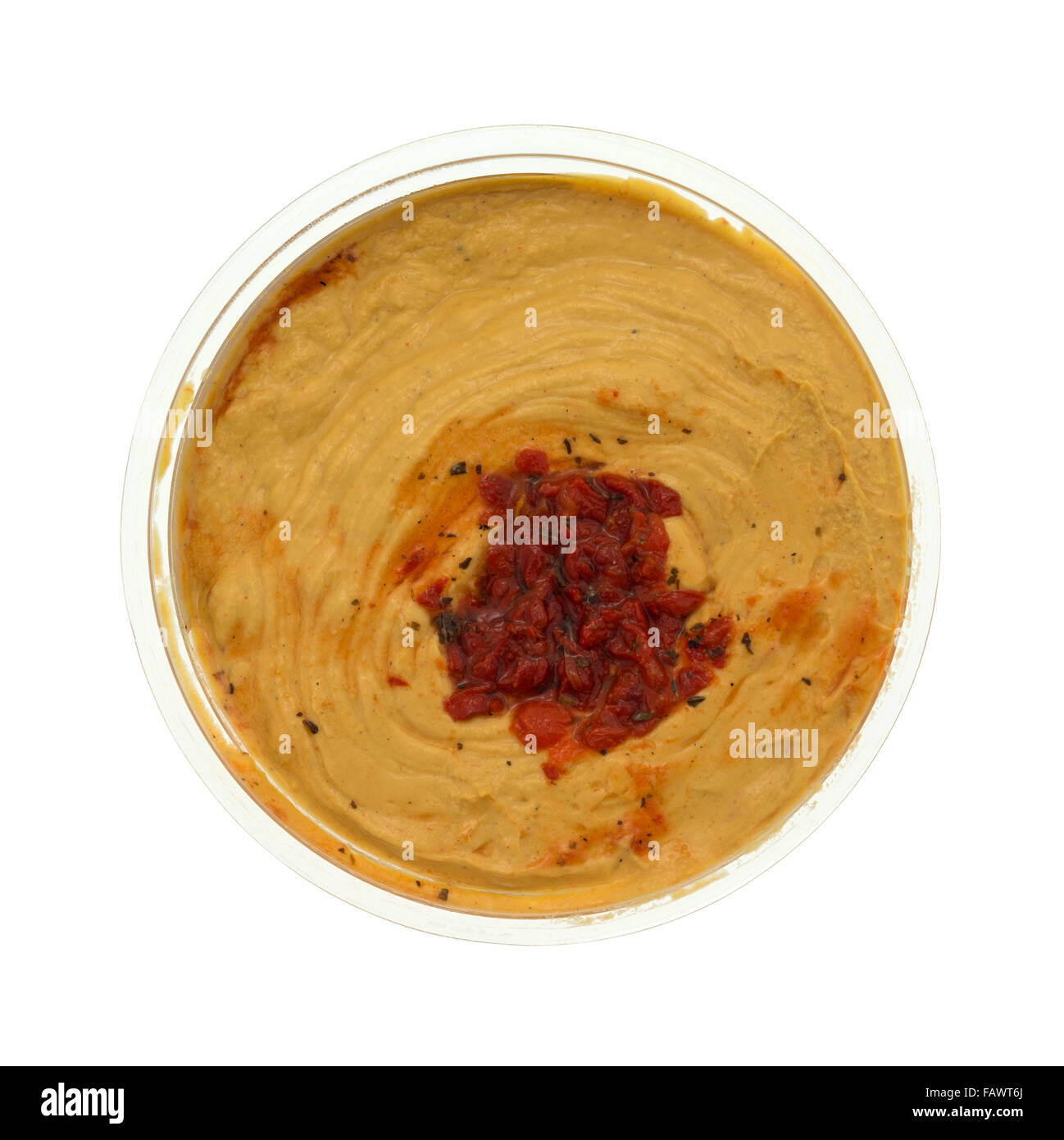 Vista dall'alto di hummus con peperoni rossi in una plastica traslucida contenitore isolato su uno sfondo bianco. Foto Stock