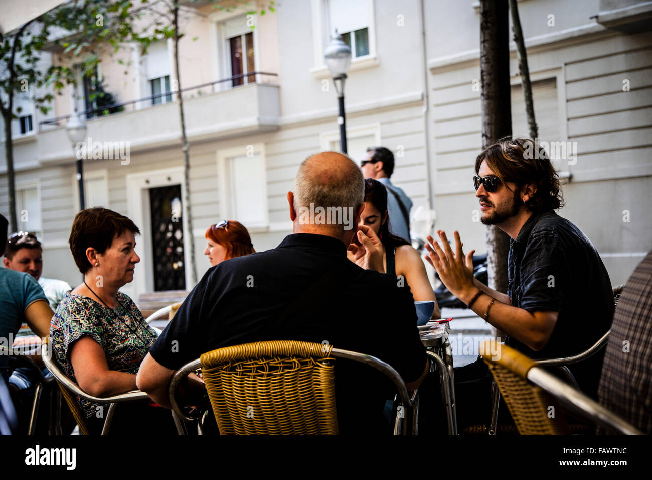 Le persone hanno un pranzo per le strade di Barcellona, Spagna. Foto Stock