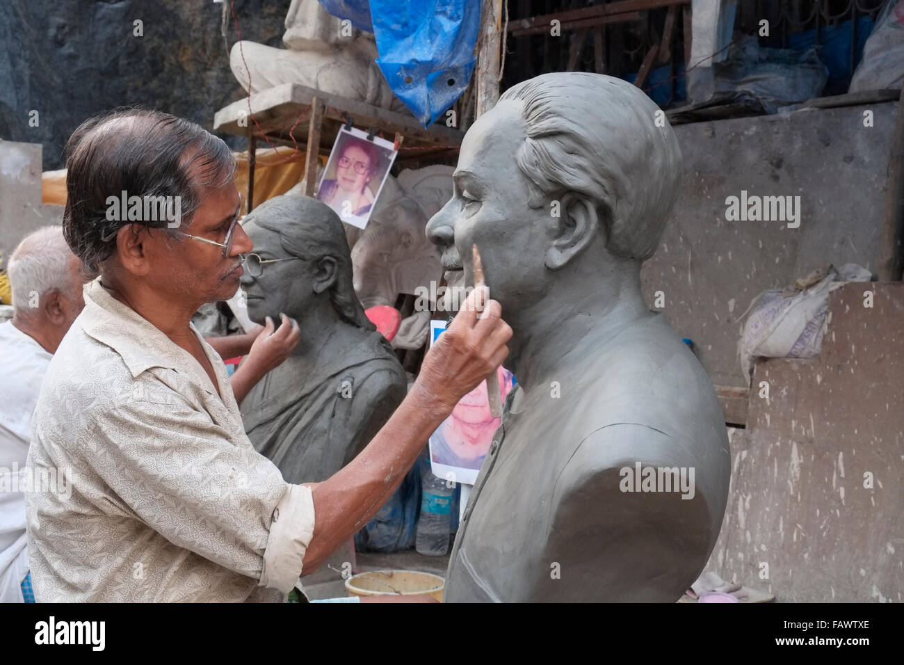 Artigiani scolpire figure di argilla a Vasai trimestre, Kumortuli, Kolkata (Calcutta), India. Foto Stock