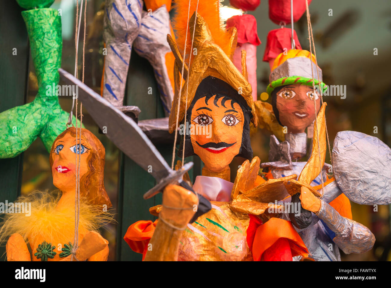 Marionette, vista i tradizionali colorati cartapesta burattini in vendita sul Corso Umberto l a Taormina, in Sicilia. Foto Stock