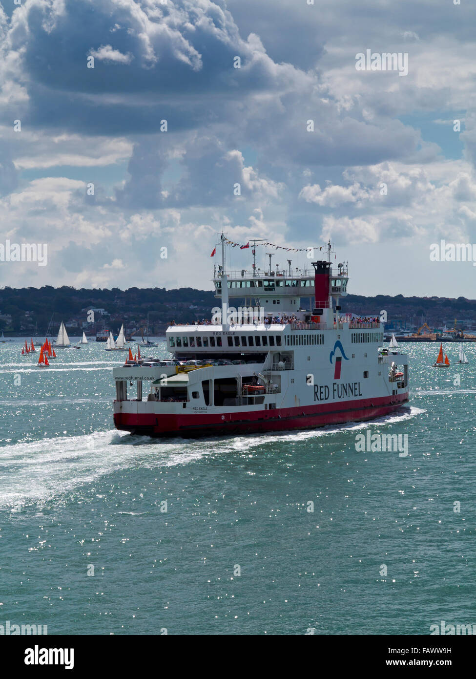 Imbuto Rosso traghetto per auto Aquila Rossa che viaggiano nel Solent fra Southampton e Cowes sull'Isola di Wight Southern England Regno Unito Foto Stock