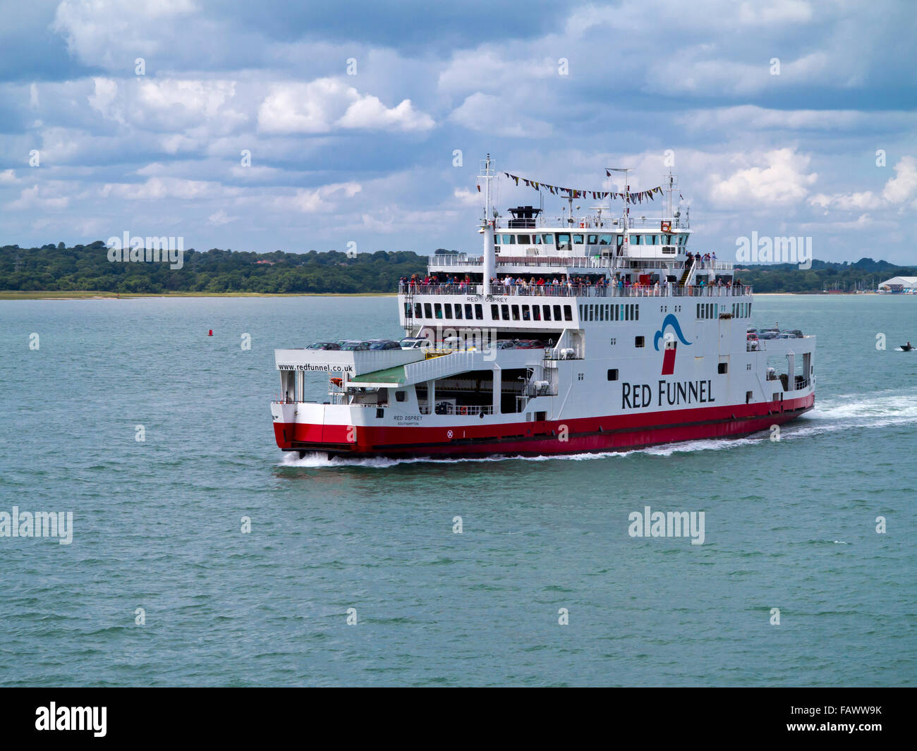 Imbuto Rosso traghetto per auto Red Osprey viaggia nel Solent fra Southampton e Cowes sull'Isola di Wight Southern England Regno Unito Foto Stock