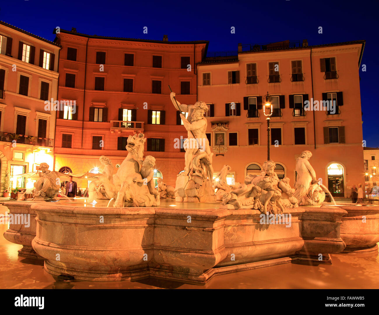 Fontana del Nettuno (Fontana di Nettuno) di notte, Piazza Navona, Roma, Italia Foto Stock