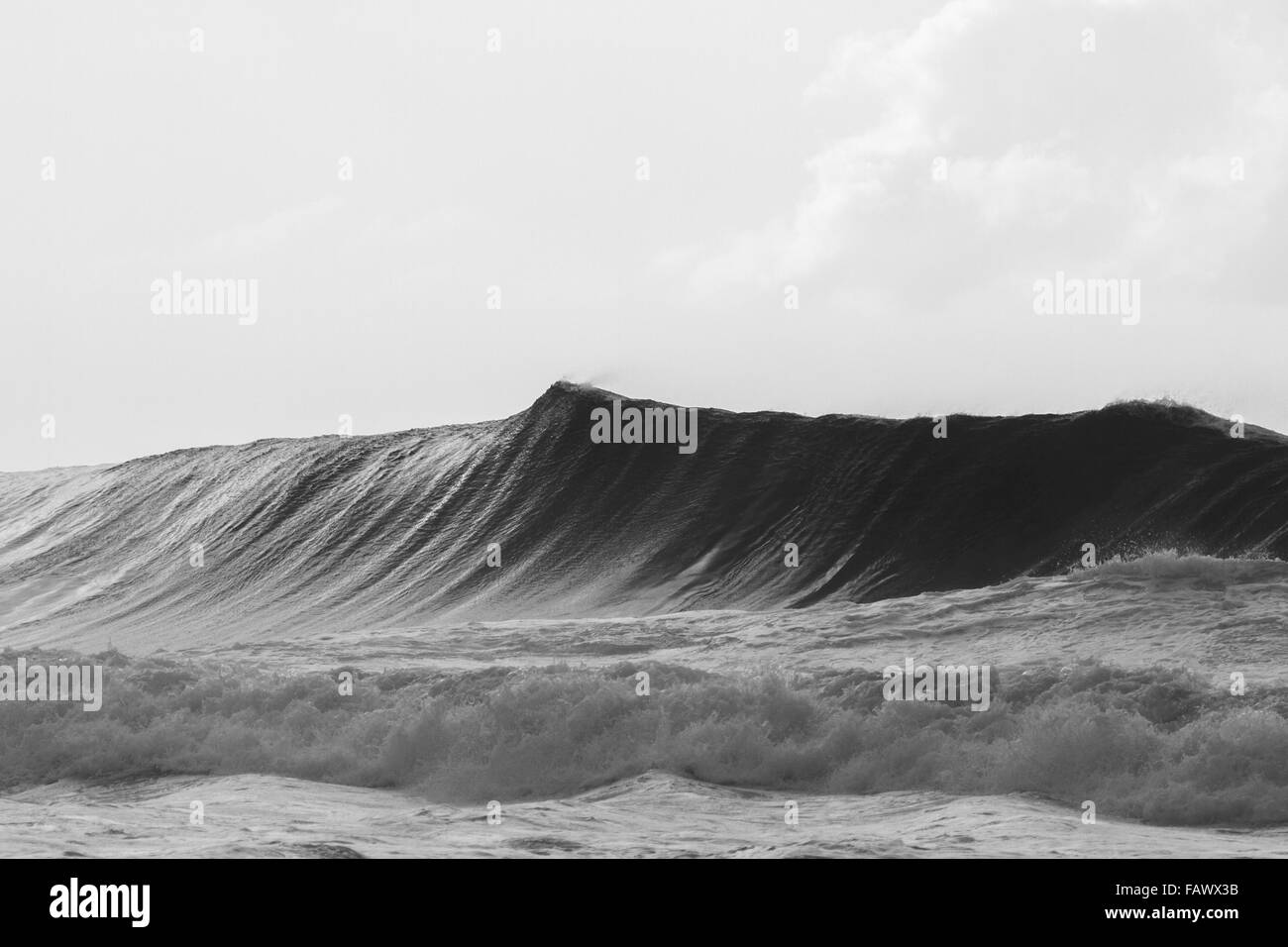 Un' enorme ondata di Oahu North Shore circa per break Foto Stock