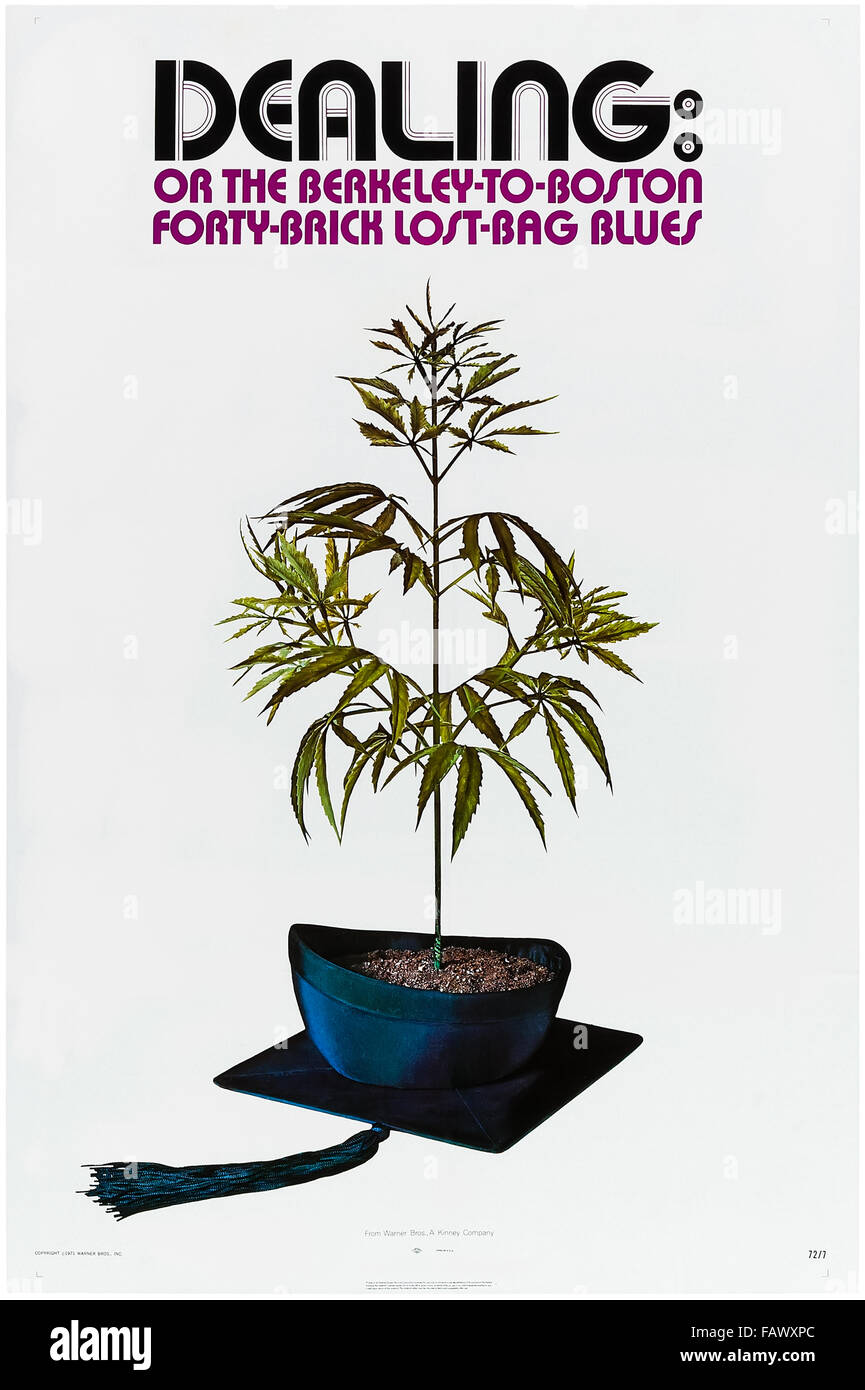 'Dealing: o Il Berkeley-per-Boston Forty-Brick Lost-Bag Blues" 1972, usa un foglio poster. Diretto da Paul Williams e basato su un libro di Michael Crichton e suo fratello Douglas, il film grafici le avventure di una legge di Harvard Graduate contrabbando marijuana da Boston a Berkeley, California. Vedere la descrizione per maggiori informazioni. Foto Stock 'Dealing: o Il Berkeley-per-Boston Forty-Brick Lost-Bag Blues" 1972, usa un foglio poster. Diretto da Paul Williams e basato su un libro di Michael Crichton e suo fratello Douglas, il film grafici le avventure di una legge di Harvard Graduate contrabbando marijuana da Boston a Berkeley, California. Vedere la descrizione per maggiori informazioni. Foto Stock