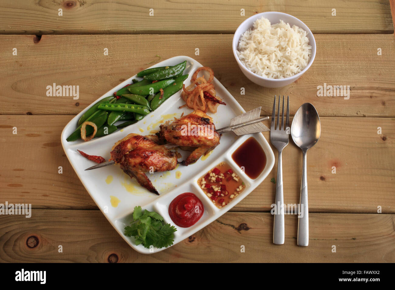 Thai-Lao marinata di pollo grigliato con scatto insalata di piselli Foto Stock
