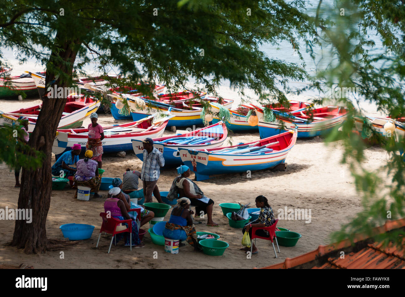 Popolo africano uomini womean e barca di pesce sulla spiaggia di sabbia di Capo Verde Foto Stock