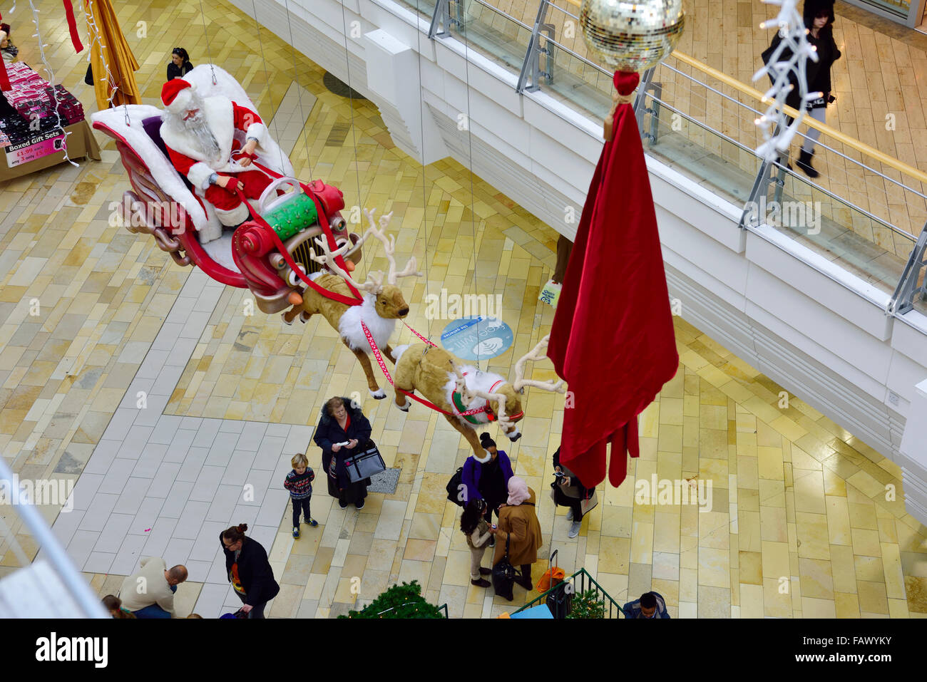 Bristol, Regno Unito. Il 23 dicembre, 2015. Le decorazioni sono in alto, Broadmead Shopping Centre a metà giornata a soli 2 giorni prima di Natale. Un giorno con Foto Stock