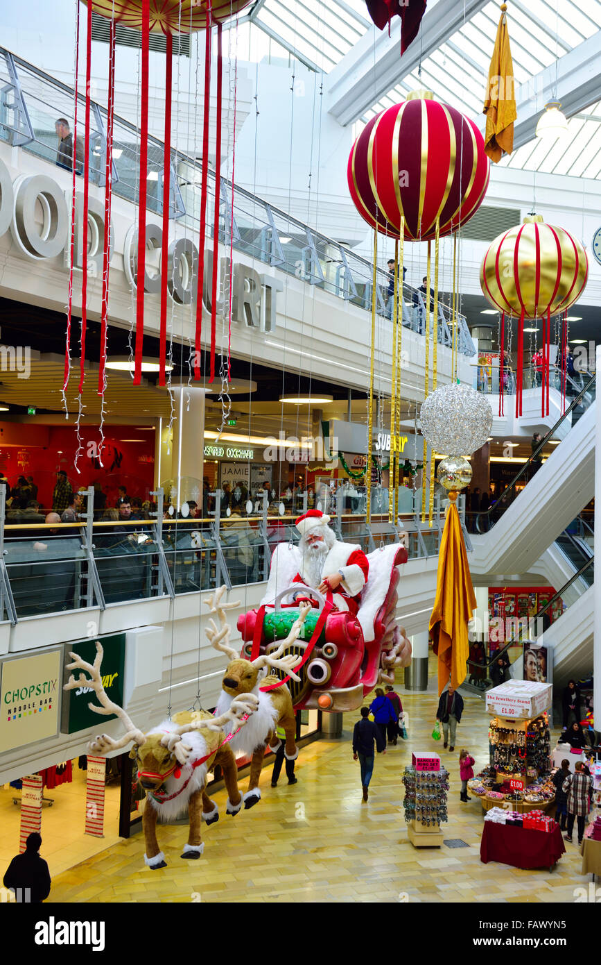 Santa Claus in uccidere con le renne sopra gli acquirenti di Natale nelle gallerie shopping centre Foto Stock